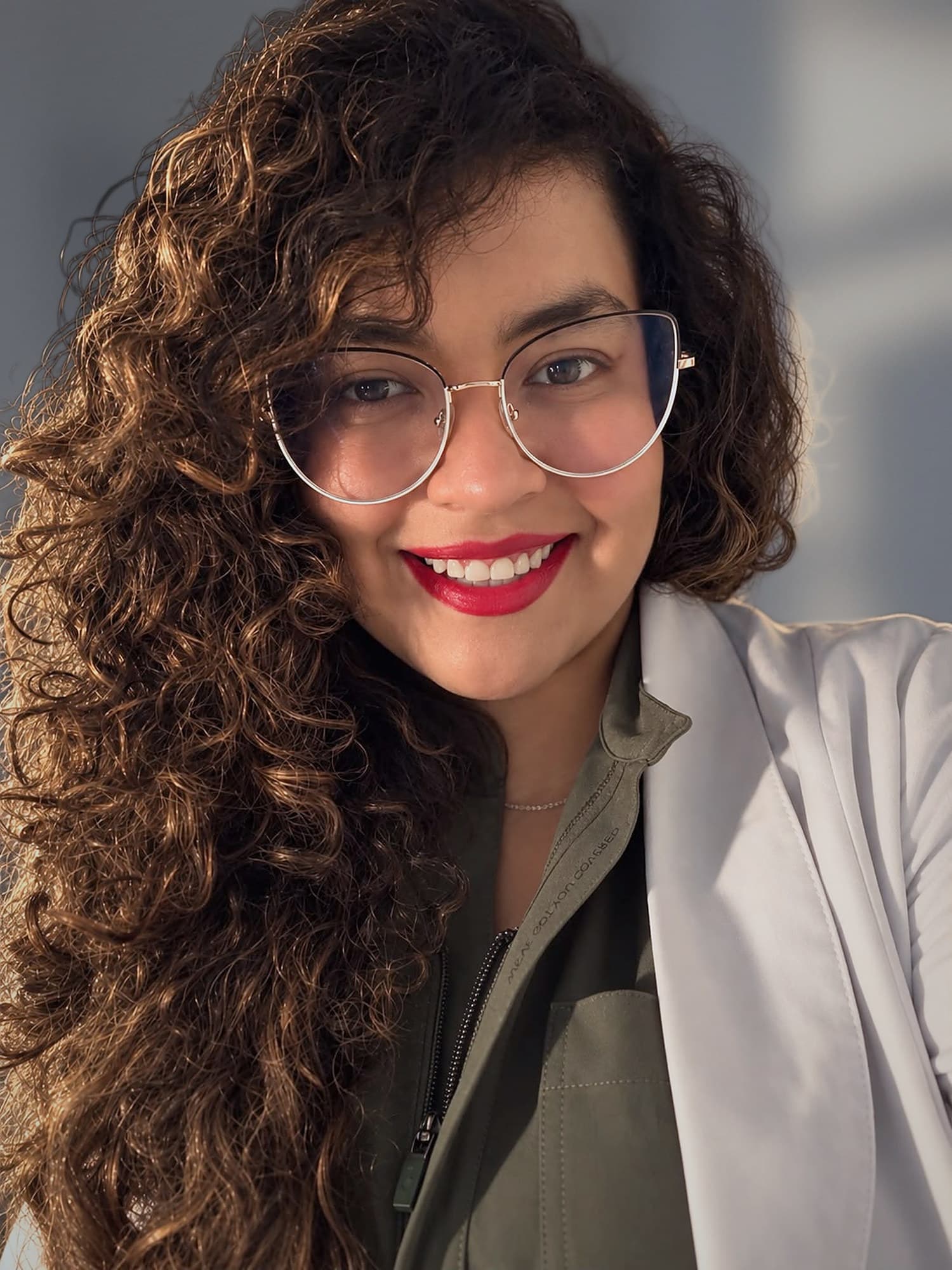 Dra. Estela Corona Mera con bata médica